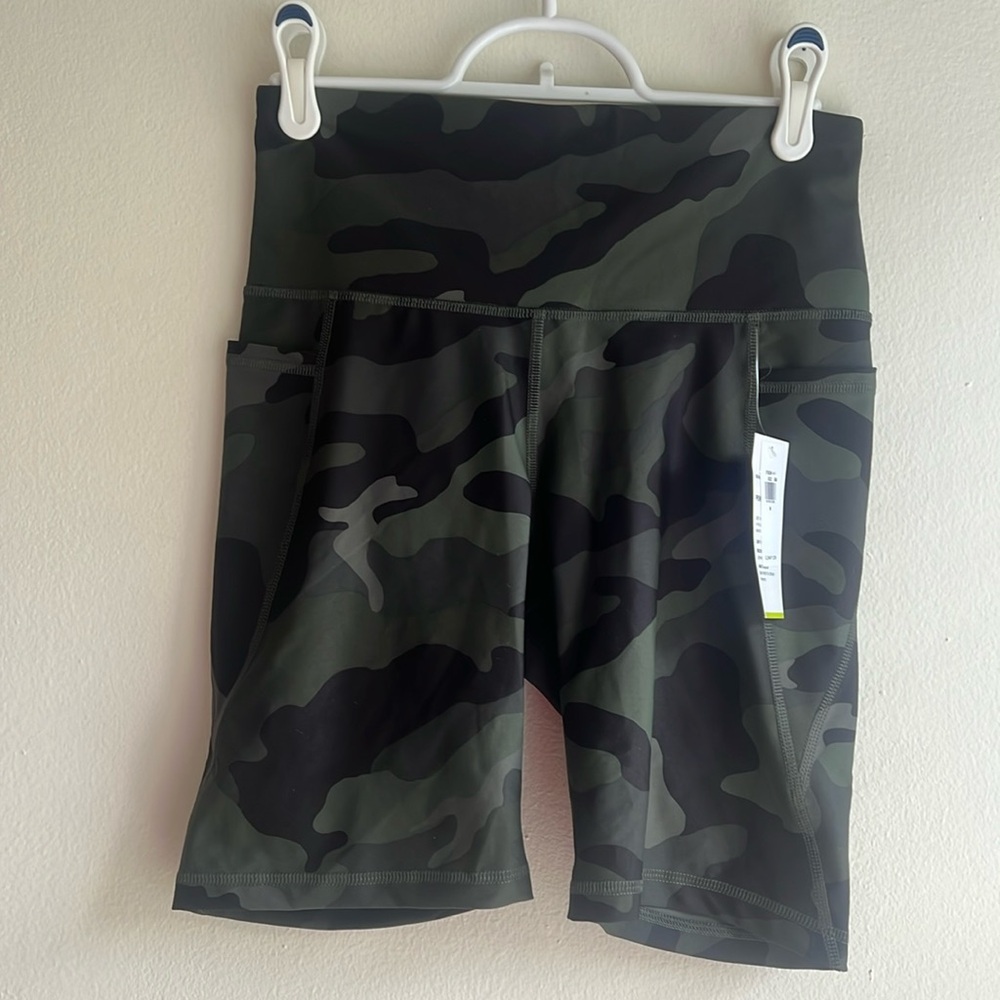 NWT High Rise Go Dry Camouflage Bike Short - Medium